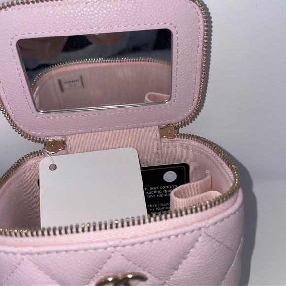 Sold Chanel 22P Light Pink mini vanity with CC interlock chain and Mirror - Picture 9 of 15